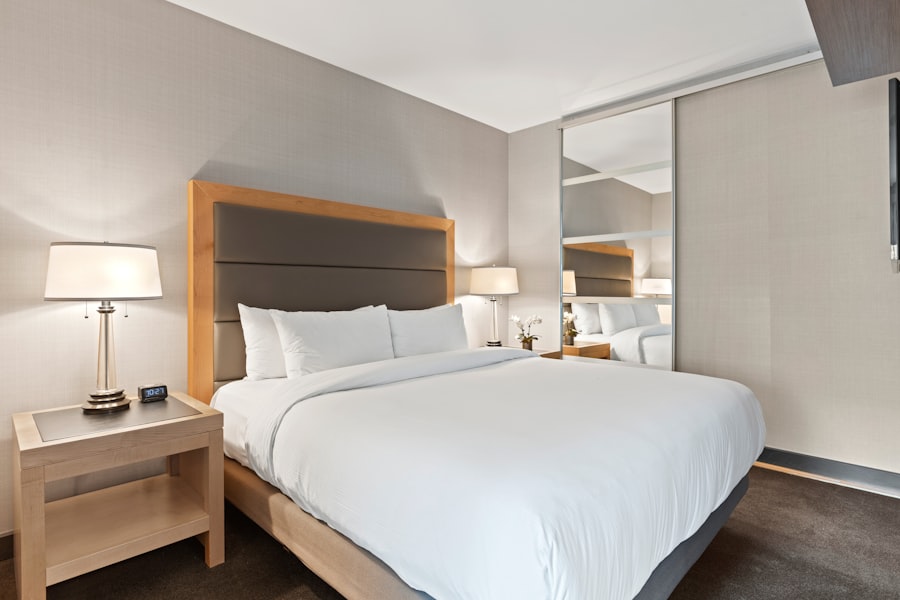 Cama con colchón blanco